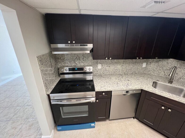 Building Photo - 3111 Oakland Shores Dr