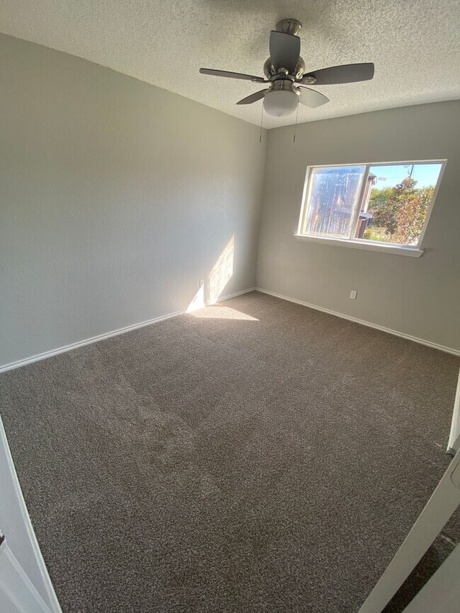 Building Photo - 1220 Crabtree Ct