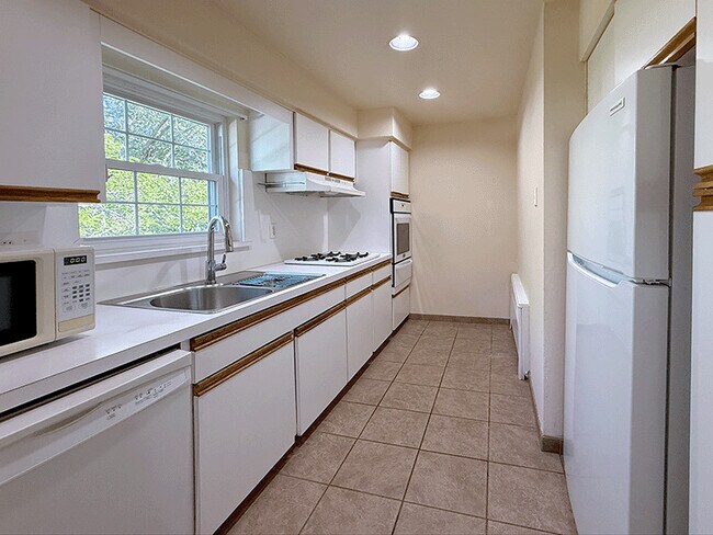 Building Photo - 24 Wedgewood Dr