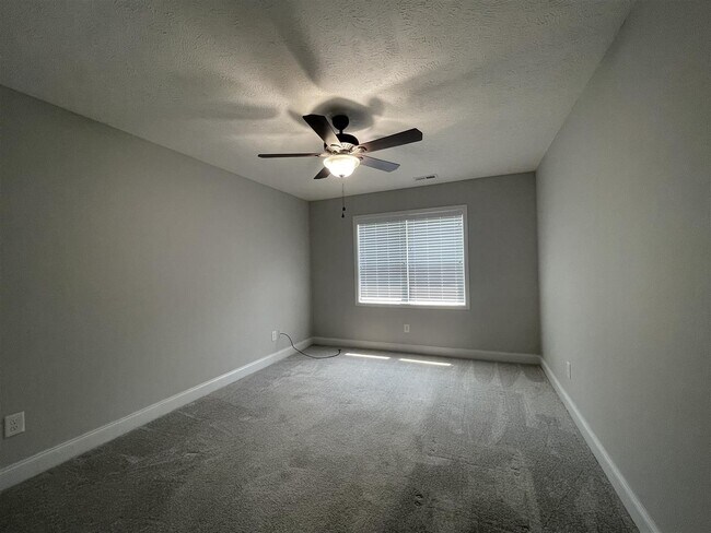 Building Photo - 80 Lake View Dr E
