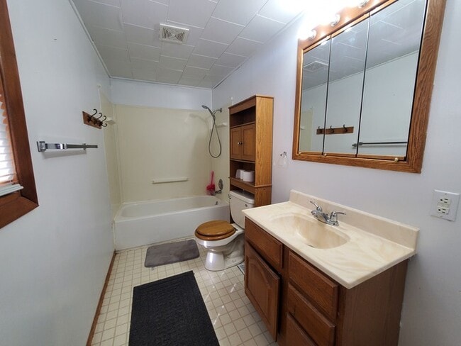 Building Photo - 301 Leonard Ave