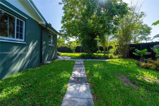 Building Photo - 10241 SW 99th Ave