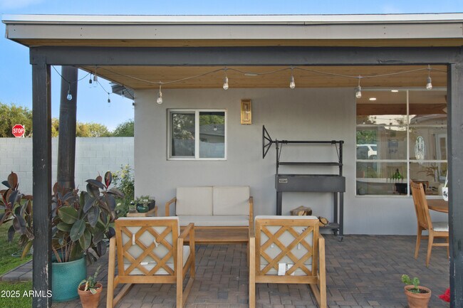 Building Photo - 1702 W Glenrosa Ave