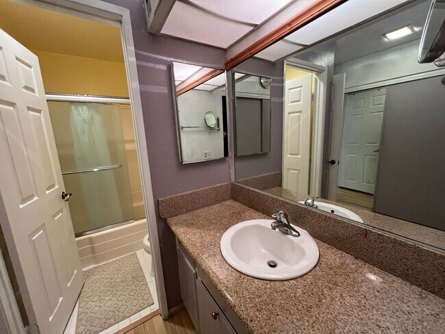 Building Photo - Park Villa South Studio with Murphy Bed