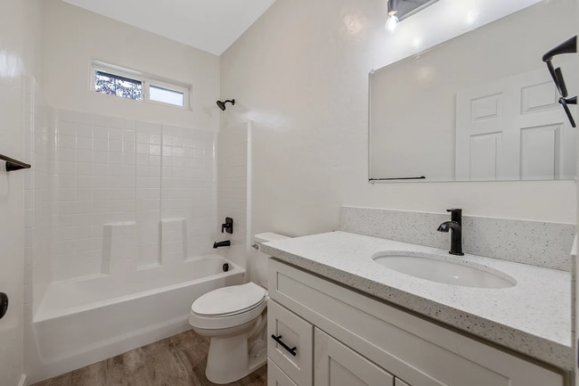 Building Photo - 601 E 10th St