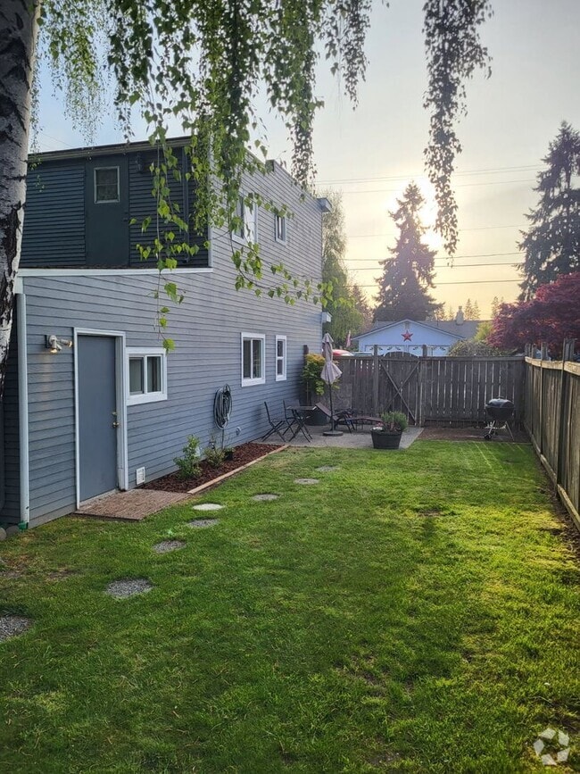 Building Photo - Cozy 2 BD, 1 BA Ground floor Duplex with L...
