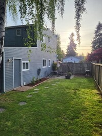 Building Photo - Cozy 2 BD, 1 BA Ground floor Duplex with L...