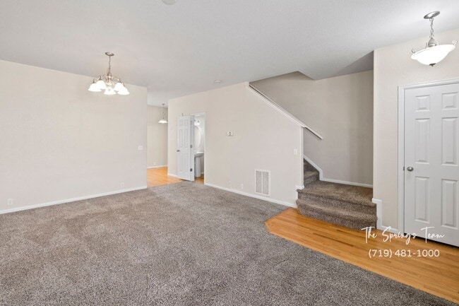 Building Photo - Charming 2-Bedroom Townhome in Central Col...