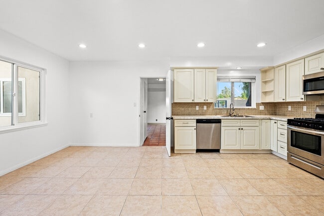 Building Photo - Spacious 4BR 2BA Home in Prime Glendora