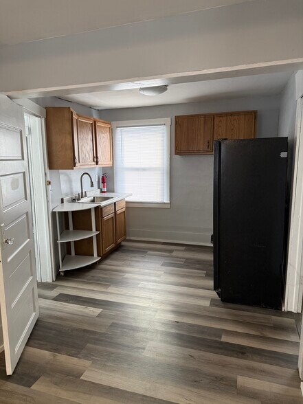 Kitchen - 1501 E Markland Ave