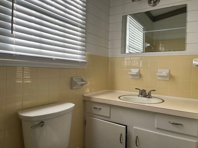 Building Photo - Spacious 4 Bedroom 2 bath home in Pawley's...