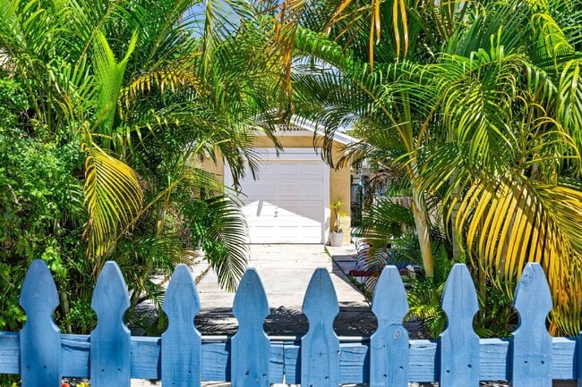 Building Photo - Charming 2-Bed With Backyard Oasis In West Palm Beach!