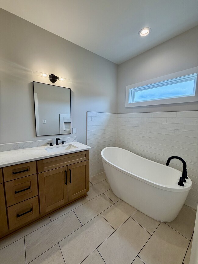 Building Photo - 204 Crest Ridge Ct