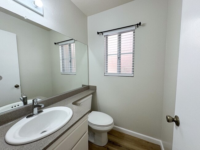Building Photo - Eastlake : 2 bed, 2.5 bath vaulted ceiling...