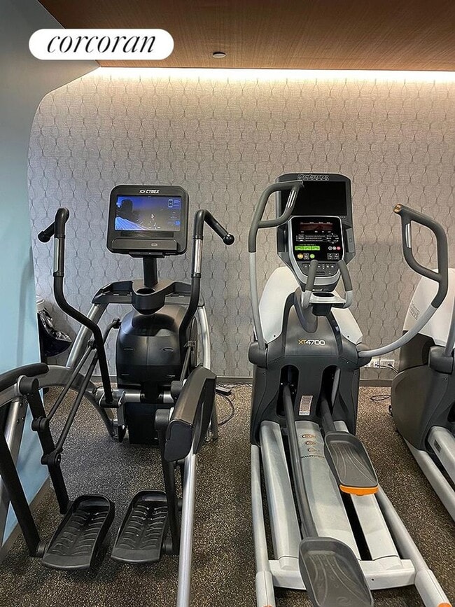 Building Photo - 215 E 68th St