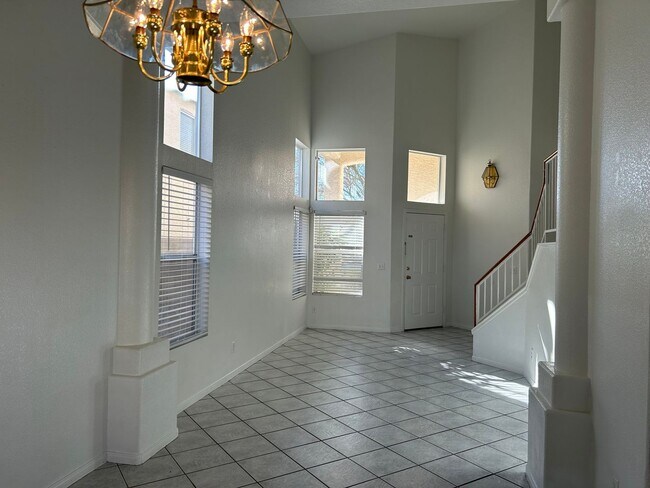 Building Photo - 4 Bedroom Pool Home