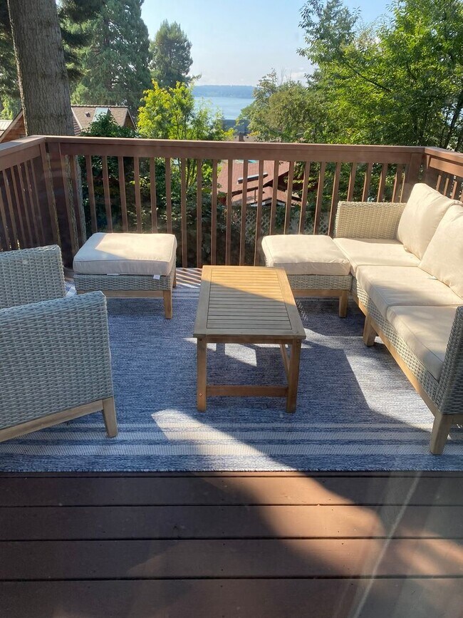 Building Photo - Absolutely Darling INDIANOLA cottage, full...