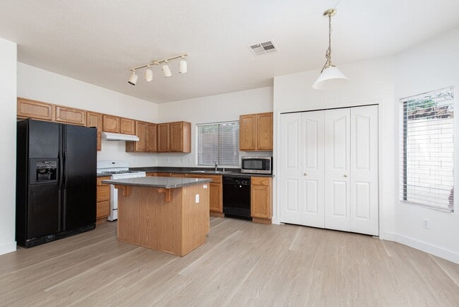 Building Photo - Great 5 Bedroom Home in Summerlin
