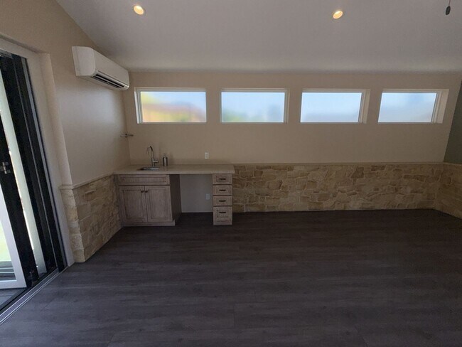 Building Photo - Burbank Hillside 3brm, 3bath Residence.