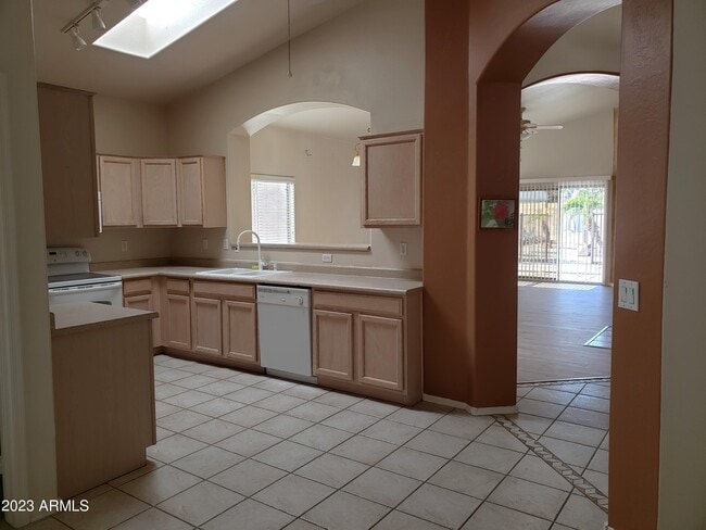 Building Photo - 11037 W Granada Rd