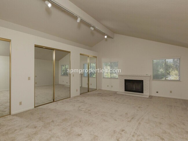 Building Photo - Elegant 4 Bedroom, 3 bath, 3-Car Garage in...