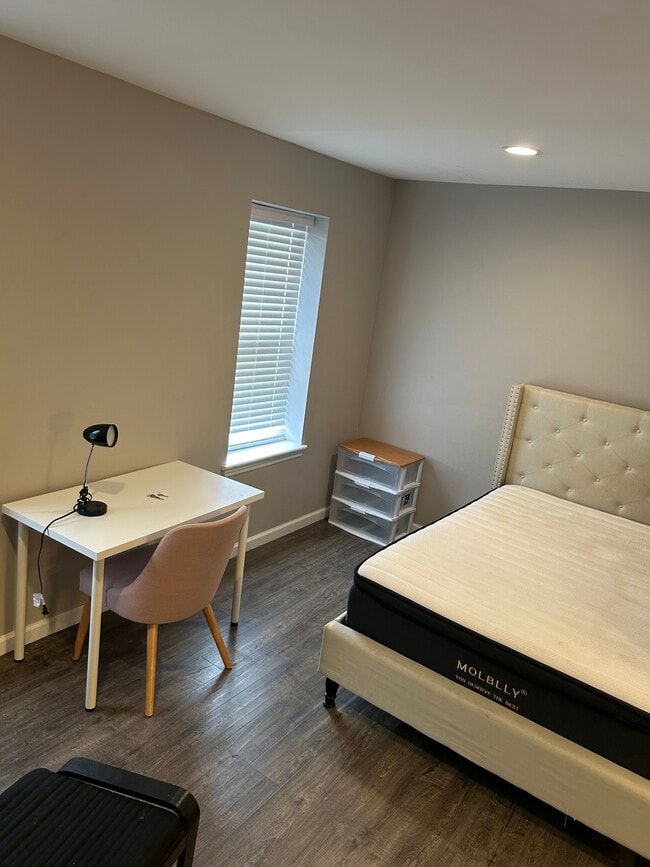 Building Photo - 3845 Fairmount Ave