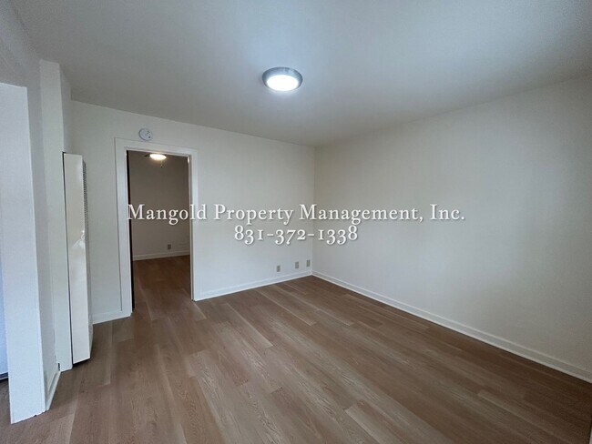 Building Photo - 842 Laine St