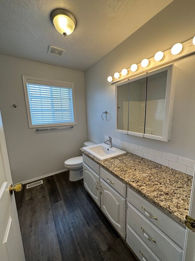 Building Photo - THIS IS A LEASE TAKEOVER, PLEASE CONTACT THE CURRENT TENANT, TANNER @ 801-688-4161 - Cute 3 Bed 1...