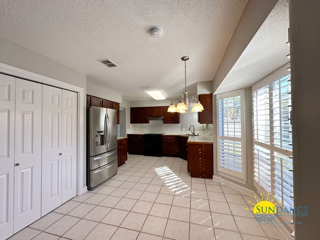Building Photo - Stunning 4 Bedroom Mary Esther Home, minut...
