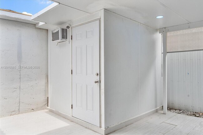 Building Photo - 11465 NW 88th Ct
