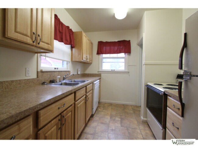 Building Photo - Clean, quiet and comfortable!!