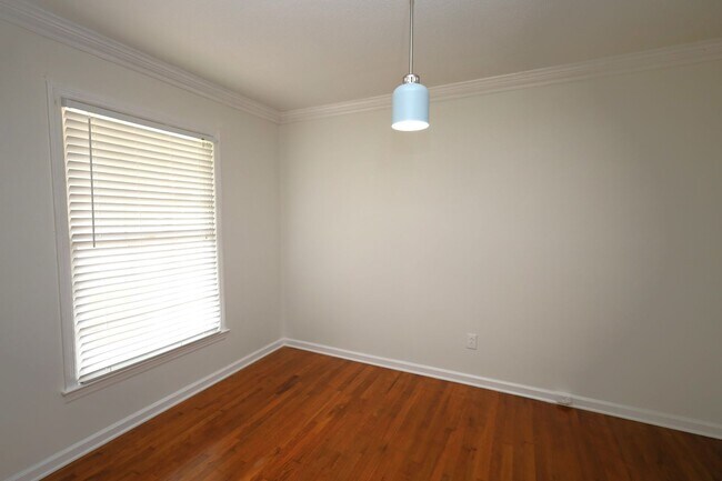 Building Photo - 910 Maplewood Dr