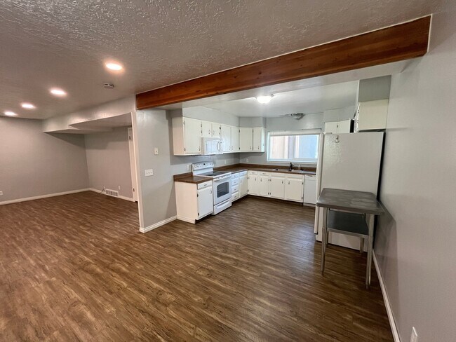 Building Photo - 7443 S Creek Rd