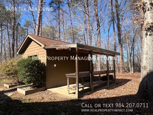 Building Photo - Spacious 3 Bedroom 3 Bath Wooded Oasis in ...