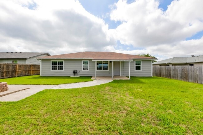 Building Photo - 2307 Traverse Dr