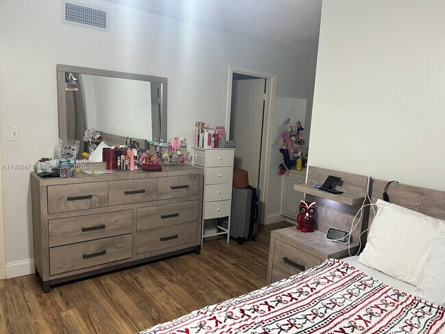 Building Photo - 301 N Pine Island Rd