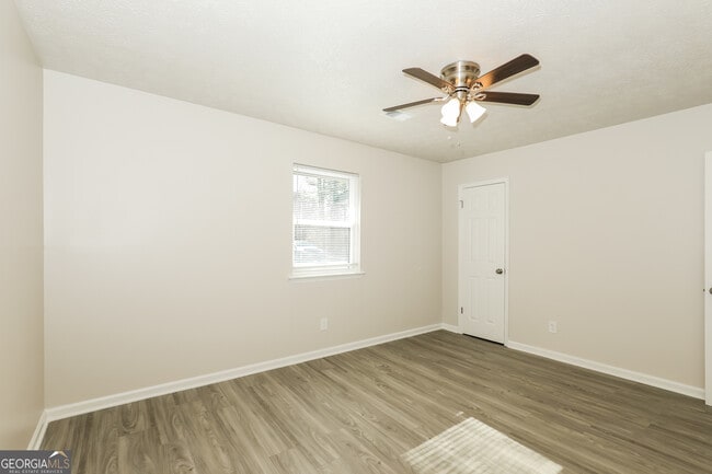 Building Photo - 9319 Forest Knoll Dr