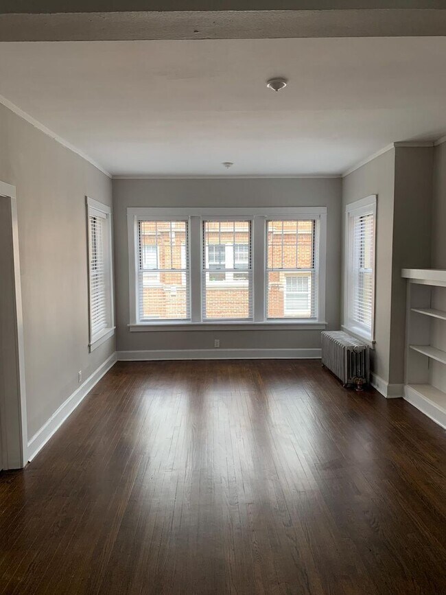 Building Photo - East Edgewater One Bed/One Bath ~ Heat Inc...