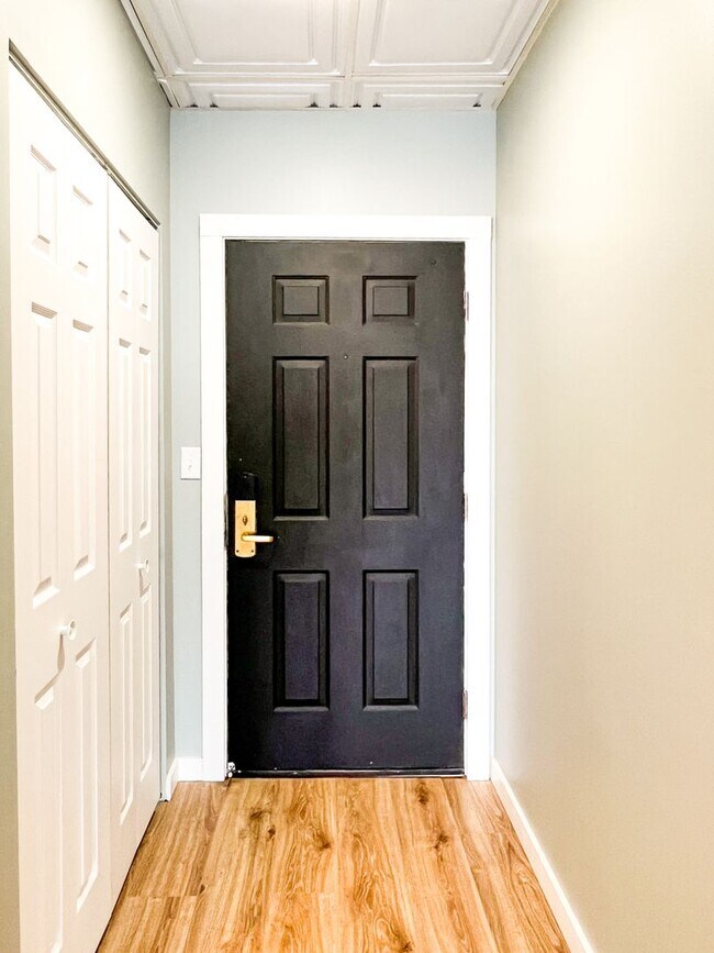 Building Photo - Discover Skyway Connected: Luxury Living in Downtown Minneapolis for $1,199/month!