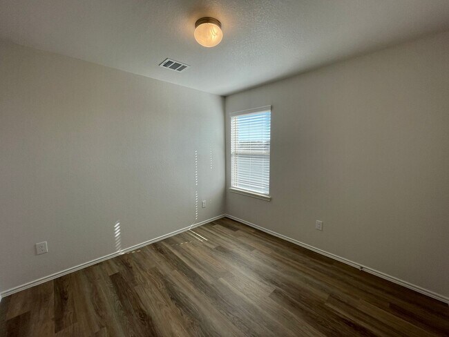 Building Photo - Secure Your Spot – 3 Bedroom, 2.5 Bath Home in Houston