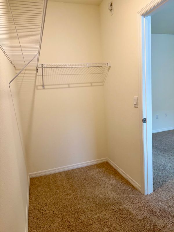 Building Photo - 824 Horsetail Dr