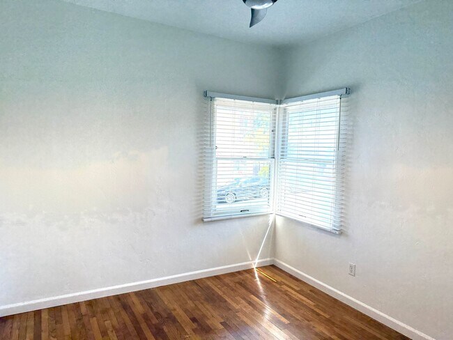 Building Photo - Upstairs 1 bedroom 1 bathroom apartment - Available now