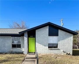 Building Photo - 1227 Airline Dr