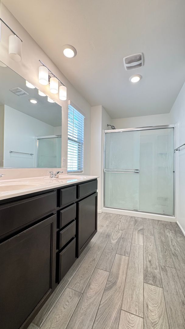 Building Photo - North Central (Mountain and Prince)  2 story, 3 bed, 2.5 bath home with 2 car garage!