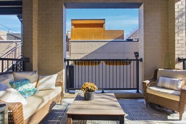 Building Photo - 3219 N Seminary Ave