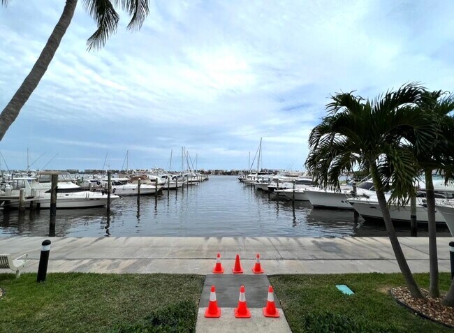 Building Photo - 806 E Windward Way