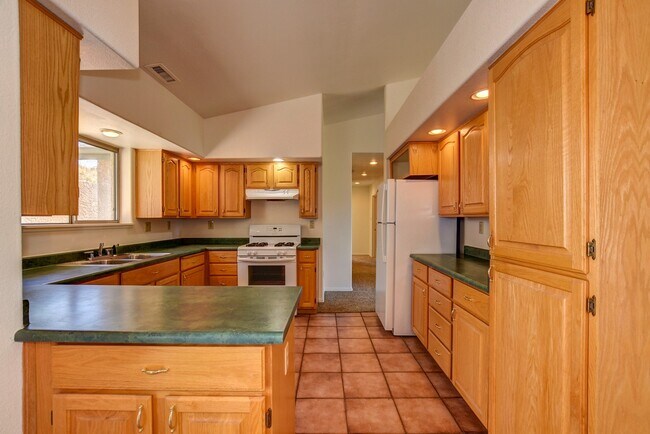 Building Photo - Large 3 bedroom 2 bathroom home in Prescott