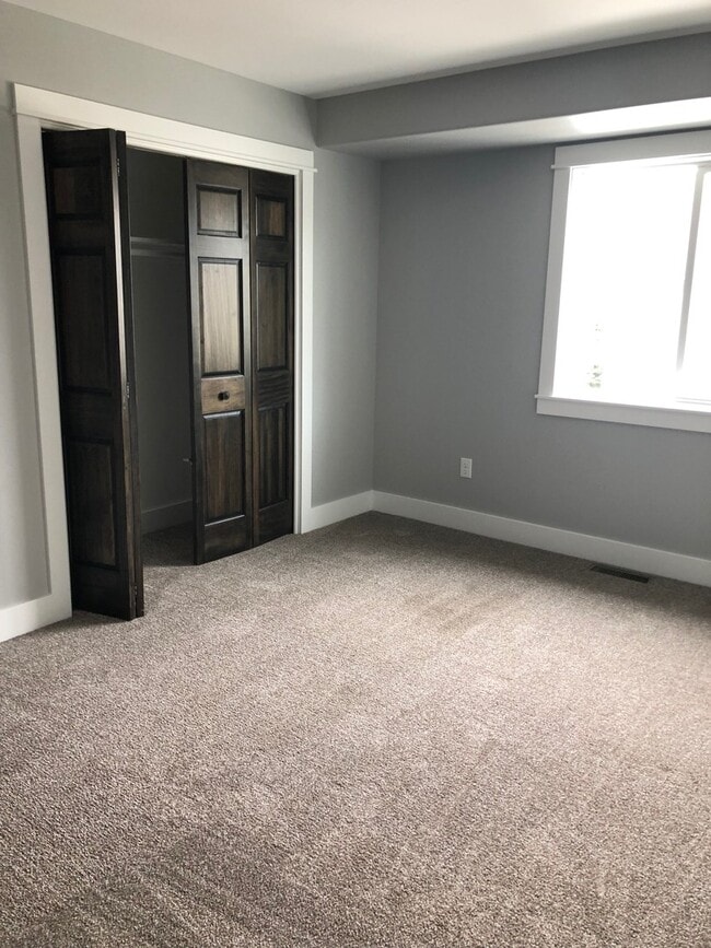 Building Photo - 3 Bedroom, 2 1/2 Bathroom Townhouse -2 weeks free rent with 1-year lease-