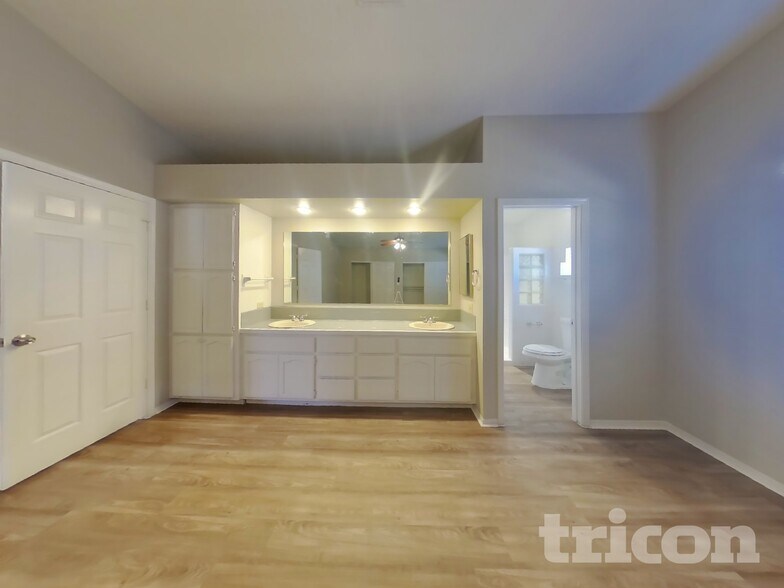 Building Photo - 6309 E Ivyglen St