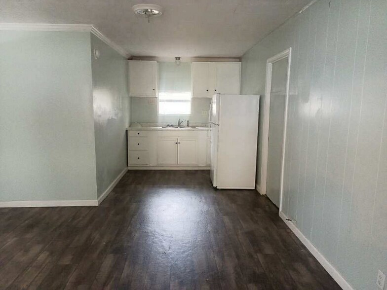 Building Photo - 416 S Ave J